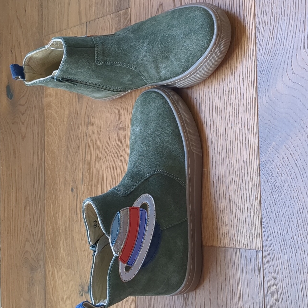 Mini Boden planet green suede low boots